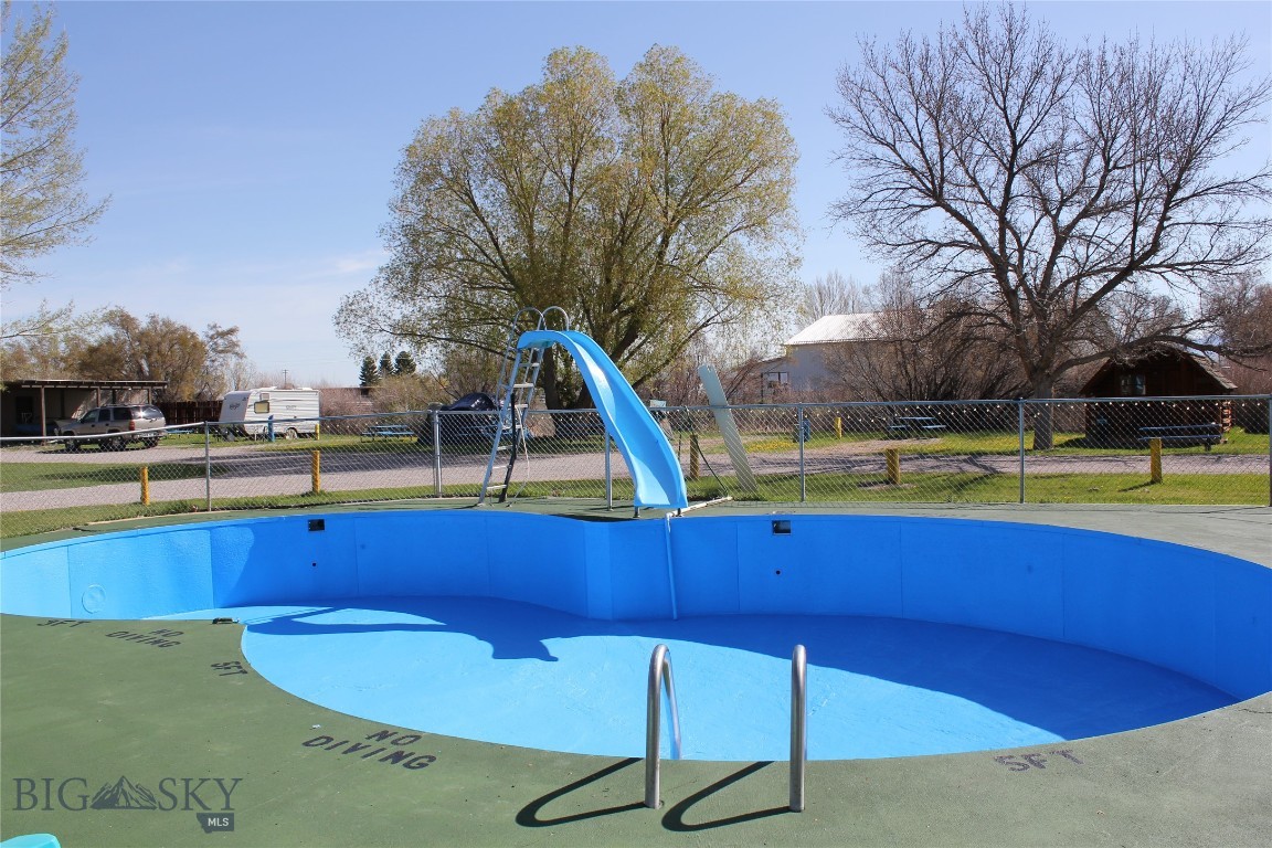 735 W Park