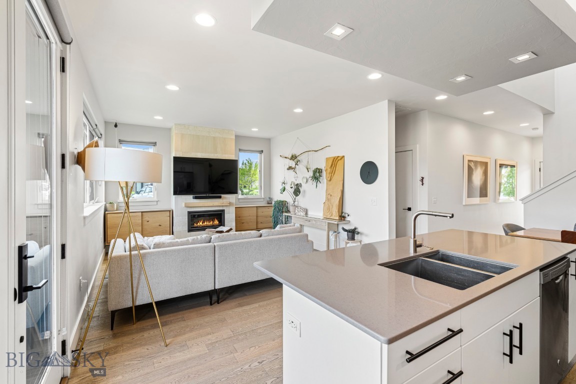 3866 Blondie Street