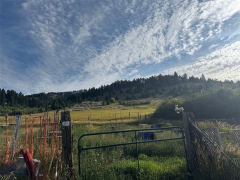 Photo of 5 Muir Road E, Livingston, MT 59715 (MLS # 405798)