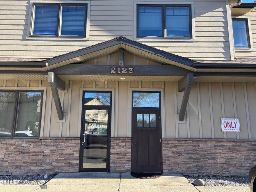 GREAT INVESTMENT OR 1031 EXCHANGE PROPERTY with long-term tennant in place.  EASY TO OWN!!! Currently managed by Platinum Property Managemant Company. Lease expires October 31,2027.
2026 rent amount: $1350/mo 
2027 $1400/mo