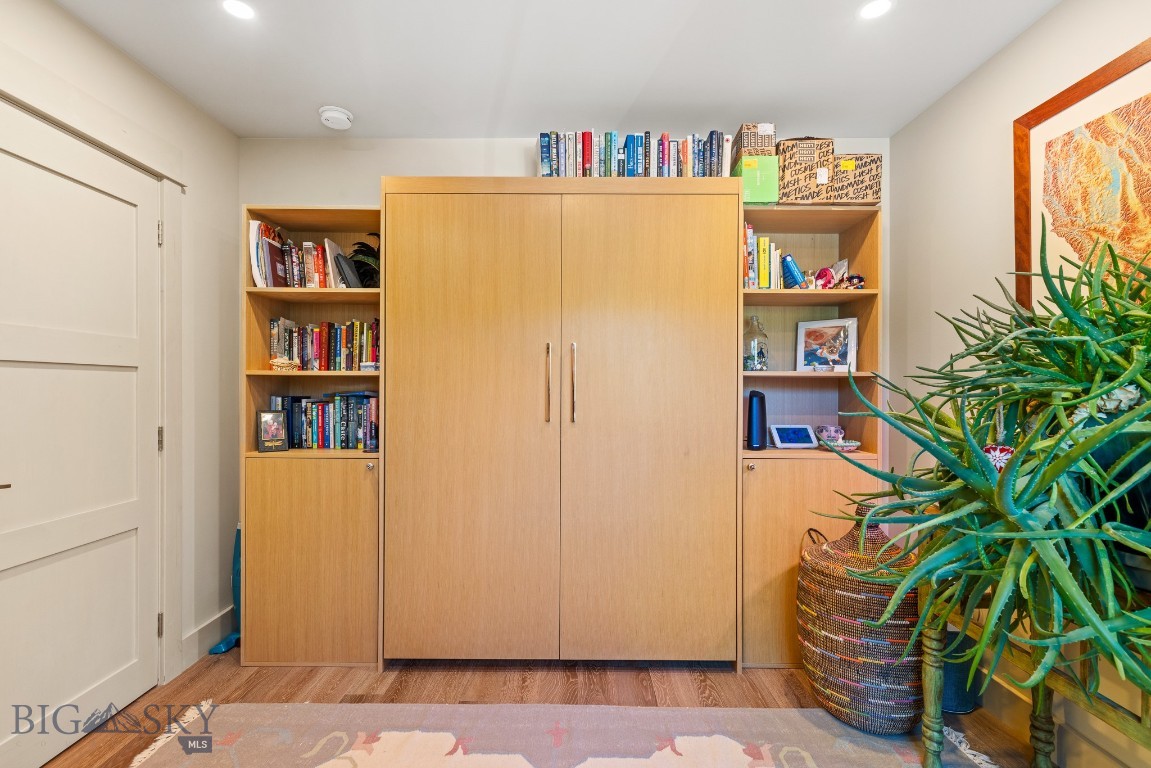 Dahlinger Court Condo - Residential