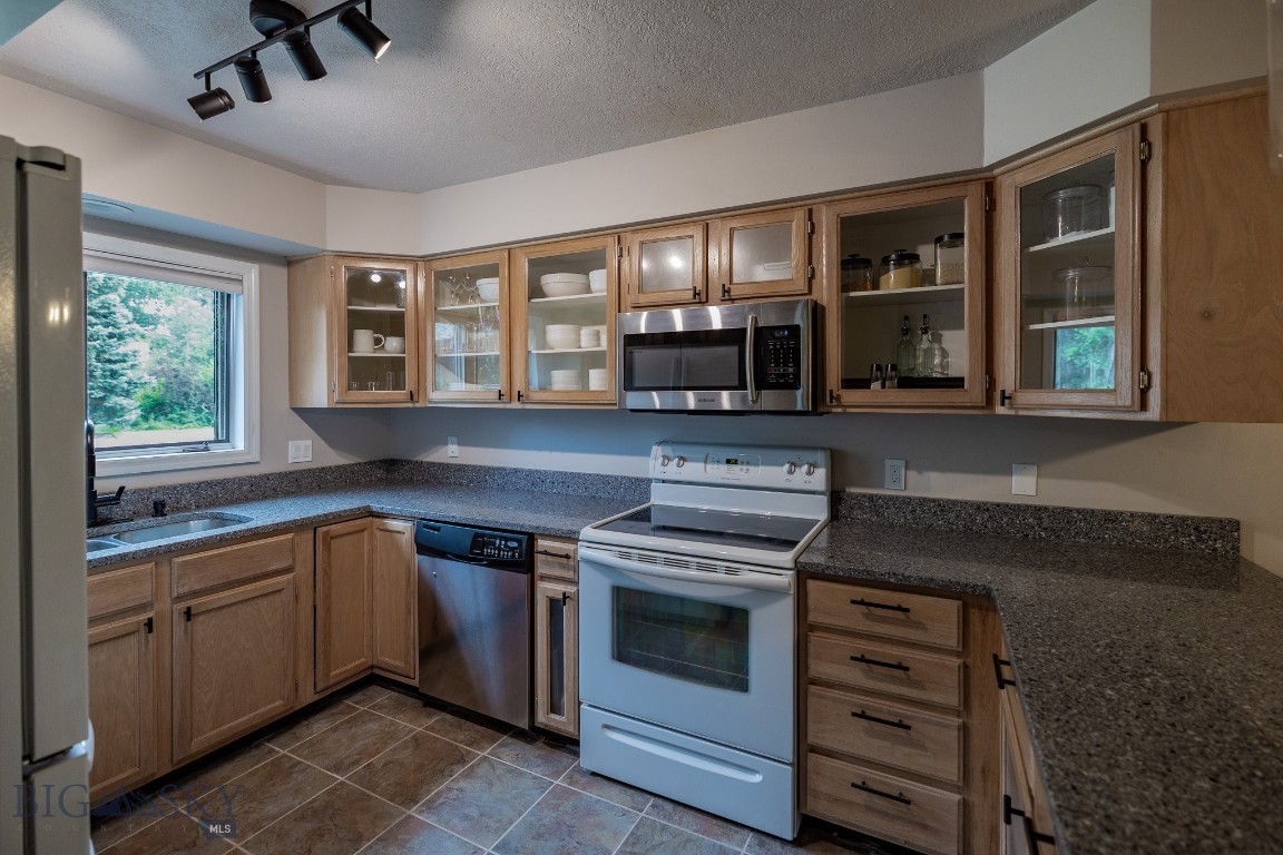 2200 W Dickerson 22