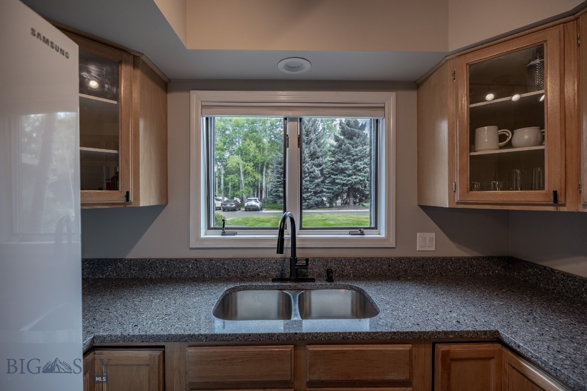2200 W Dickerson 22