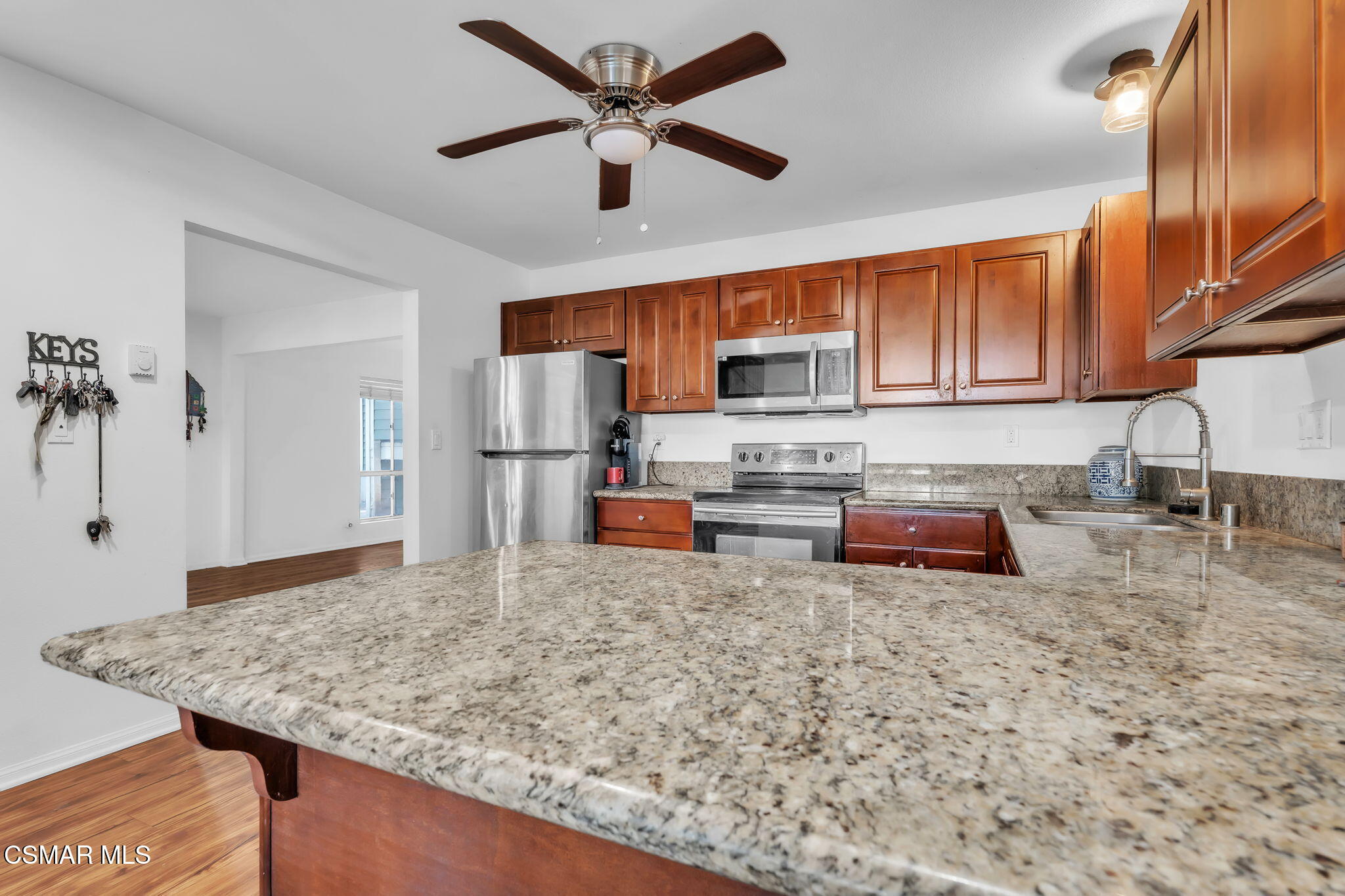 225 S Ventura Road 86