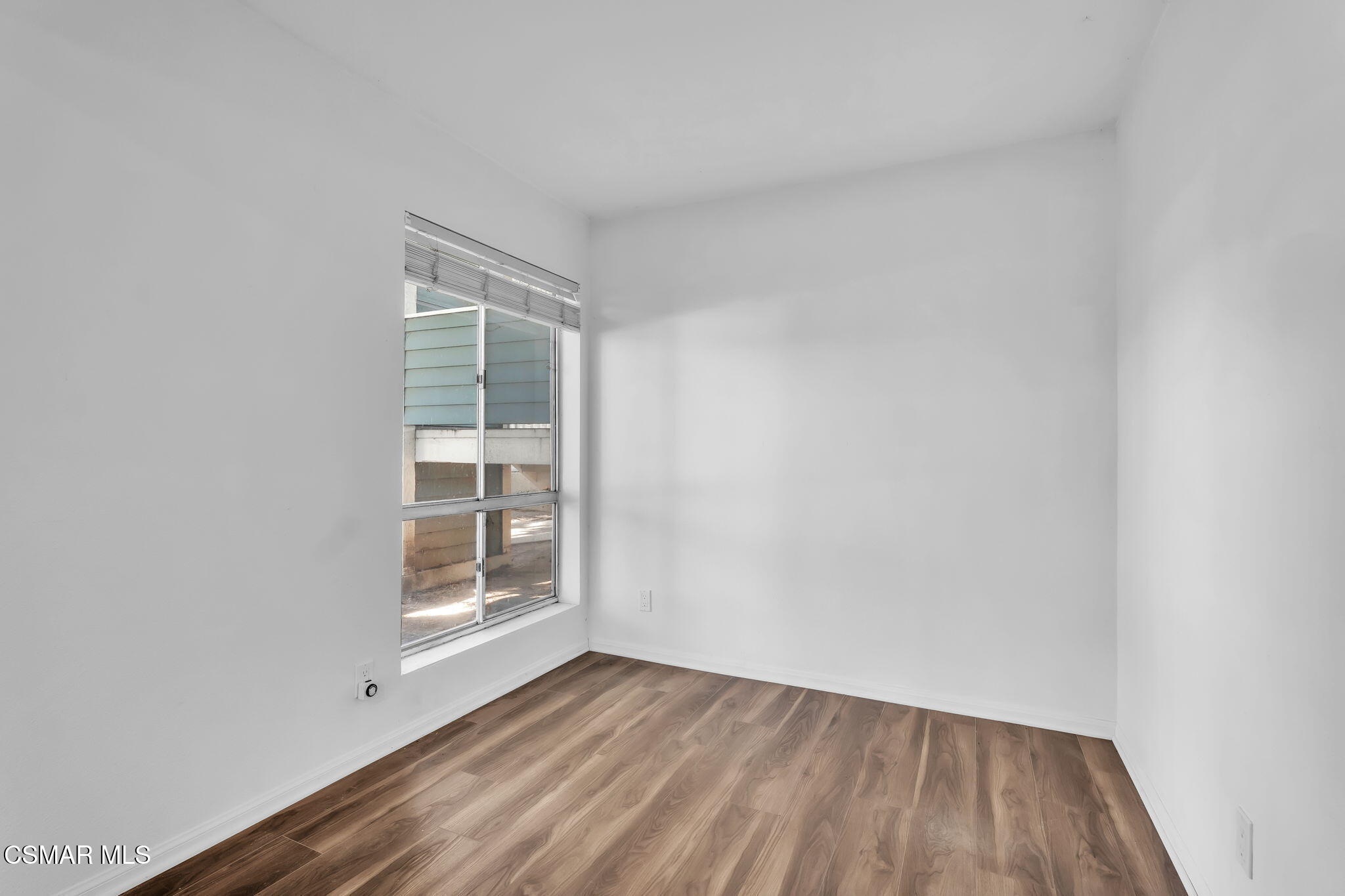 225 S Ventura Road 86