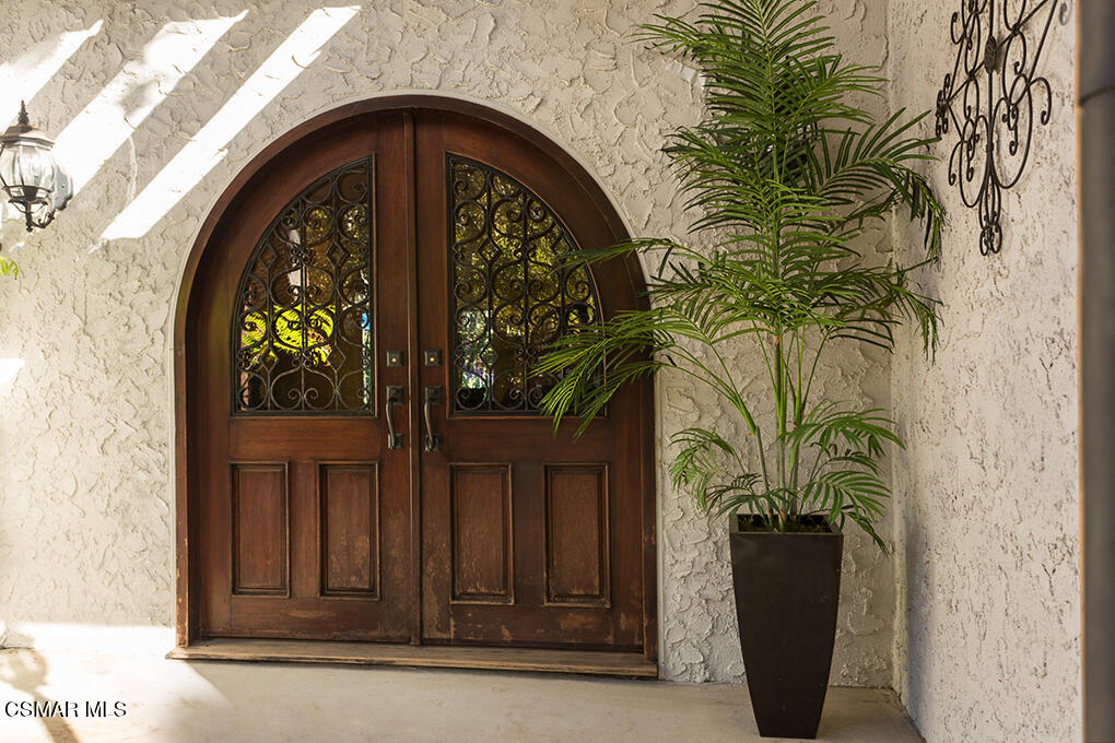 4090 Cresthaven Drive