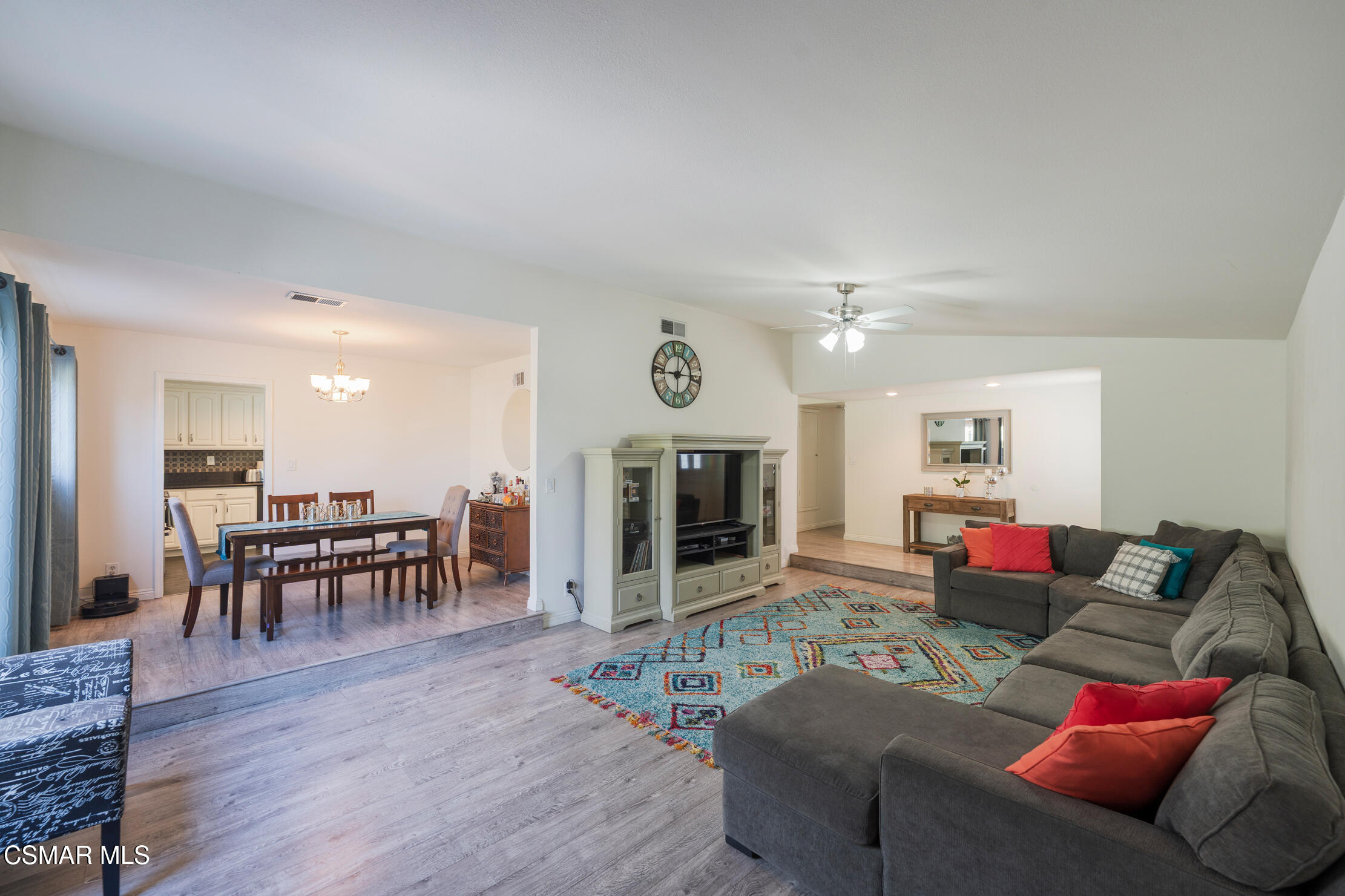 2517 E Phyllis Street