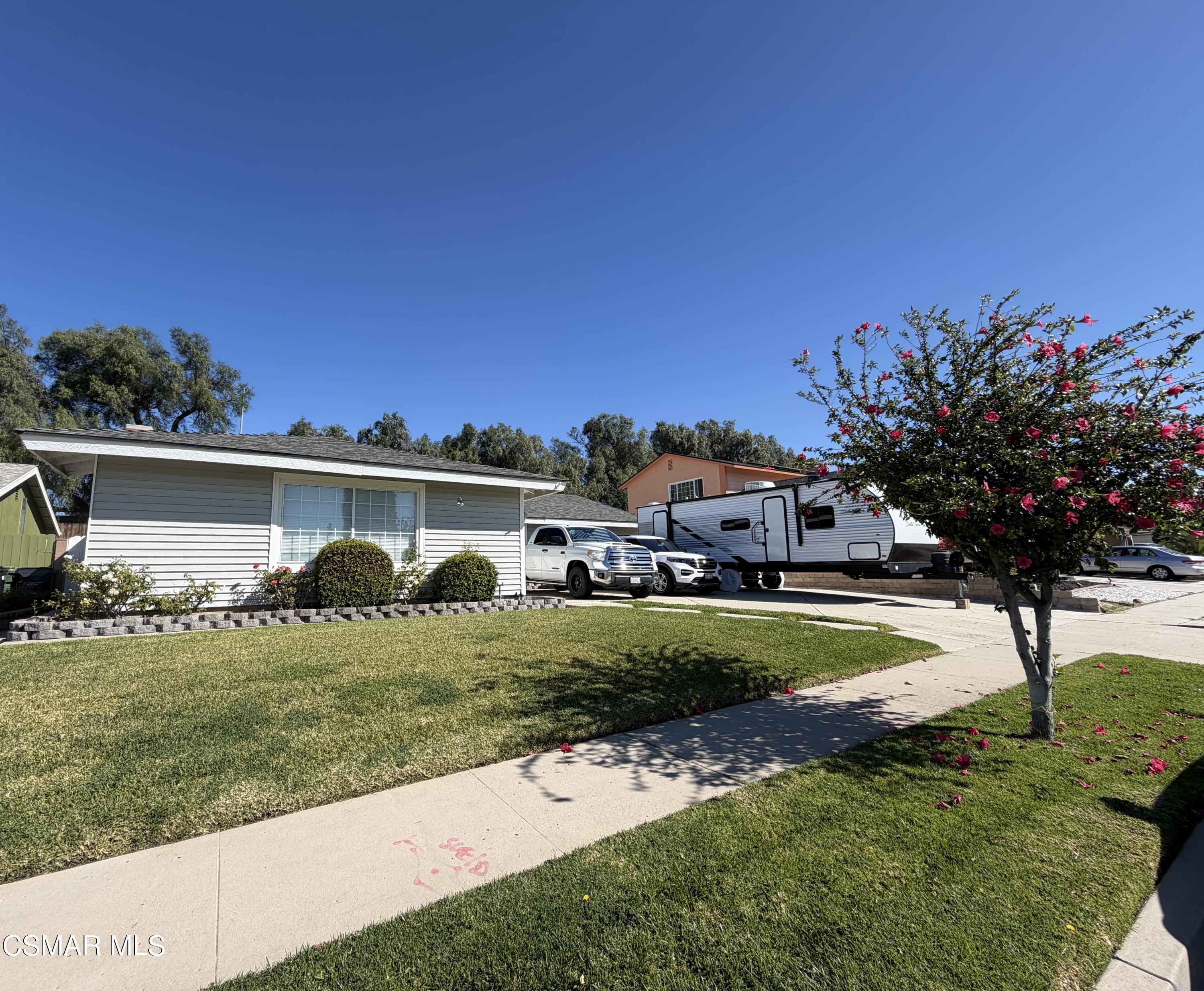 2517 E Phyllis Street