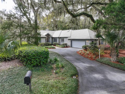 Homes For Sale - 10 Hickory Lane<br/> Fernandina Beach, FL 32034