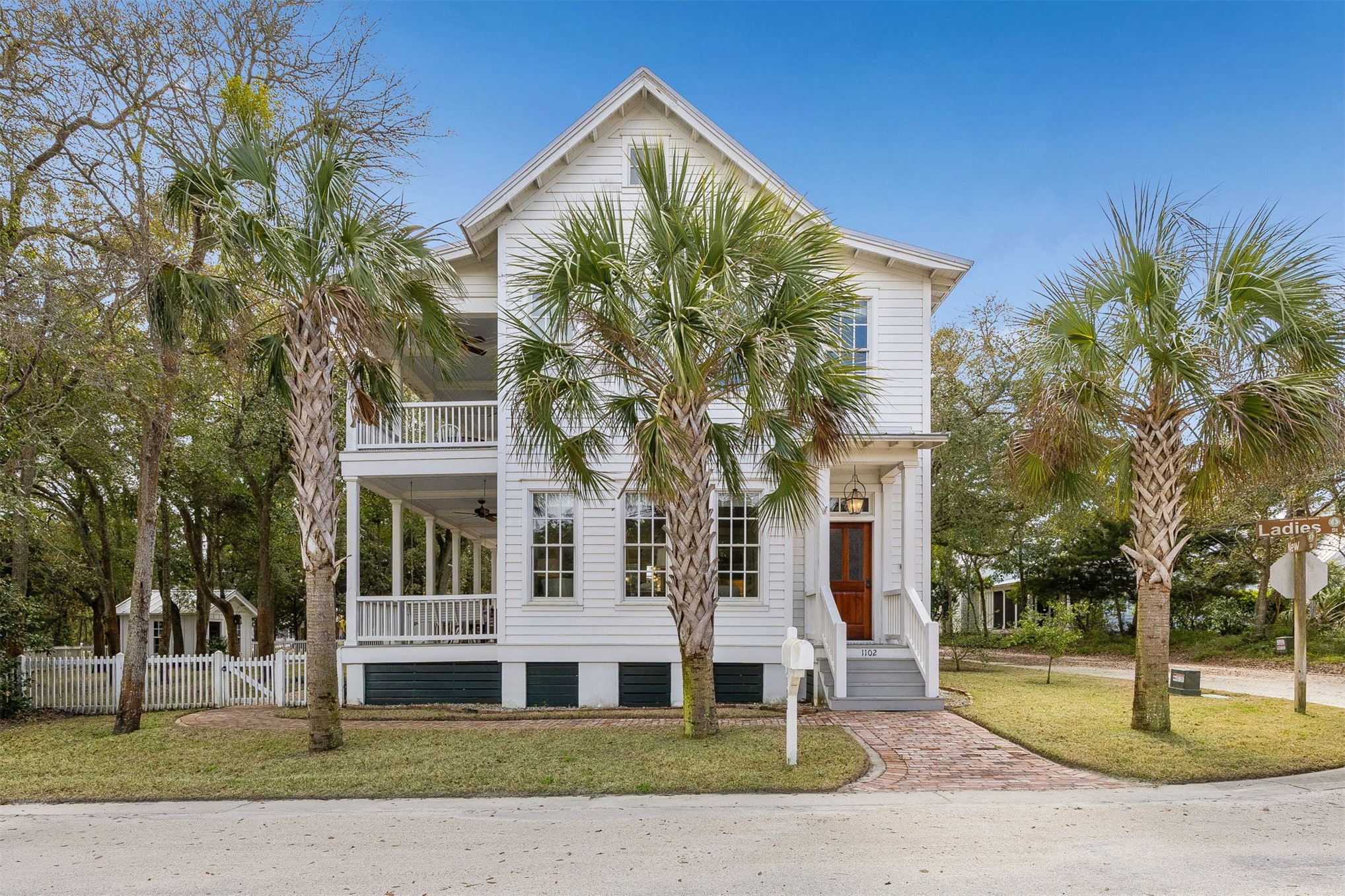 Sunlit Southern Retreat