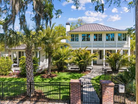 Homes For Sale - 511 Ash Street<br/> Fernandina Beach, FL 32034