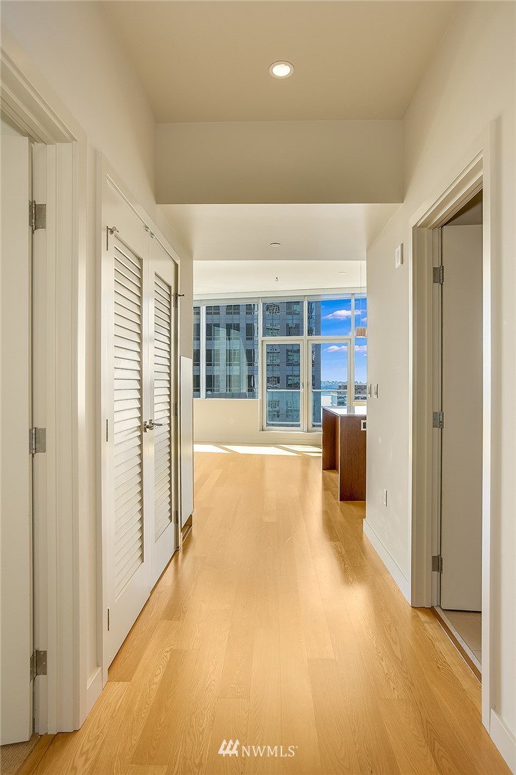 909 5th Avenue 1000