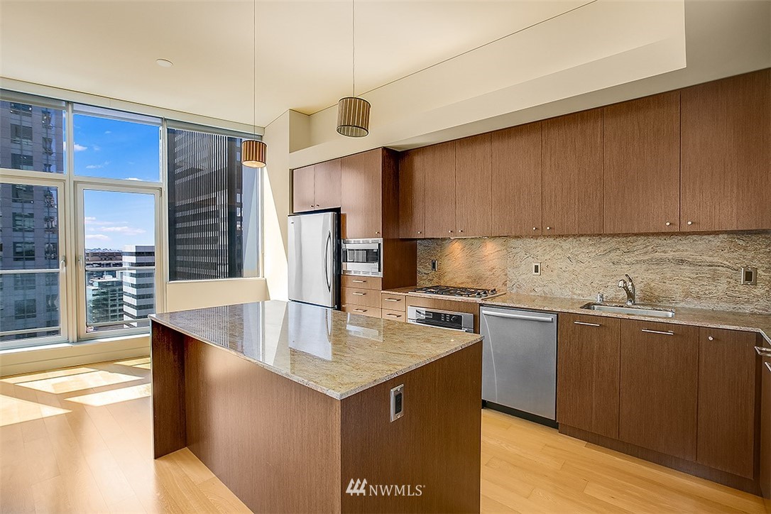 909 5th Avenue 1000