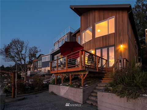 6025 Beach Drive SW Seattle WA 98136