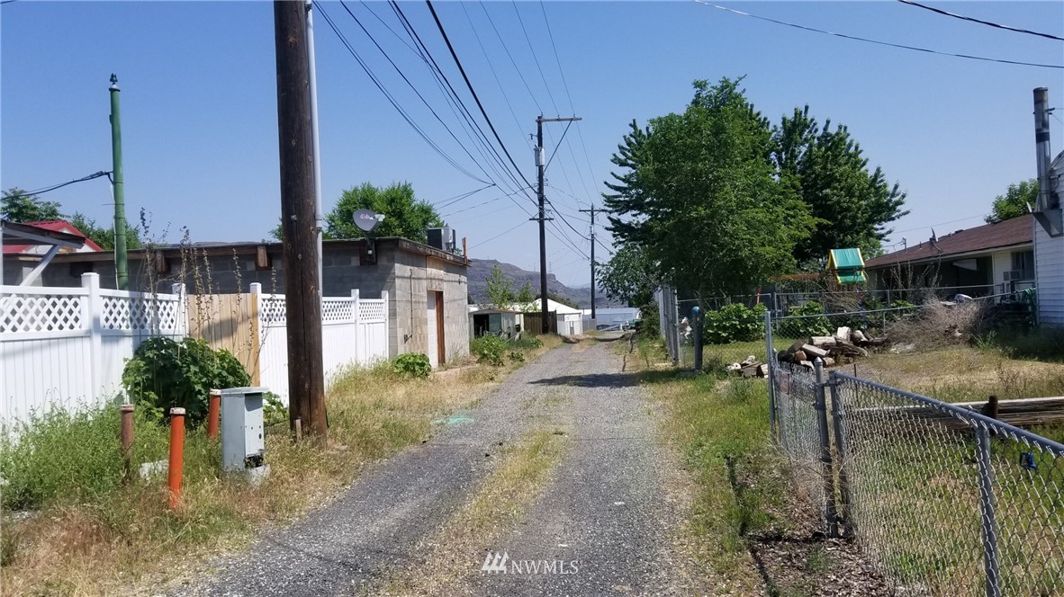6 E Coulee Blvd