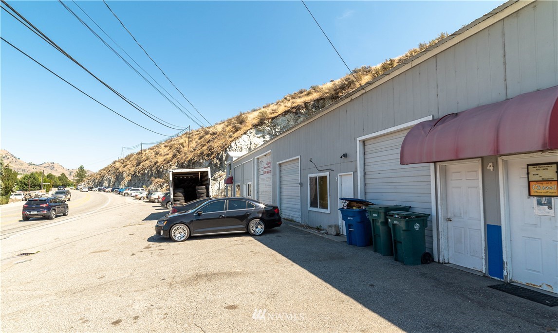 1217 W Woodin Ave.