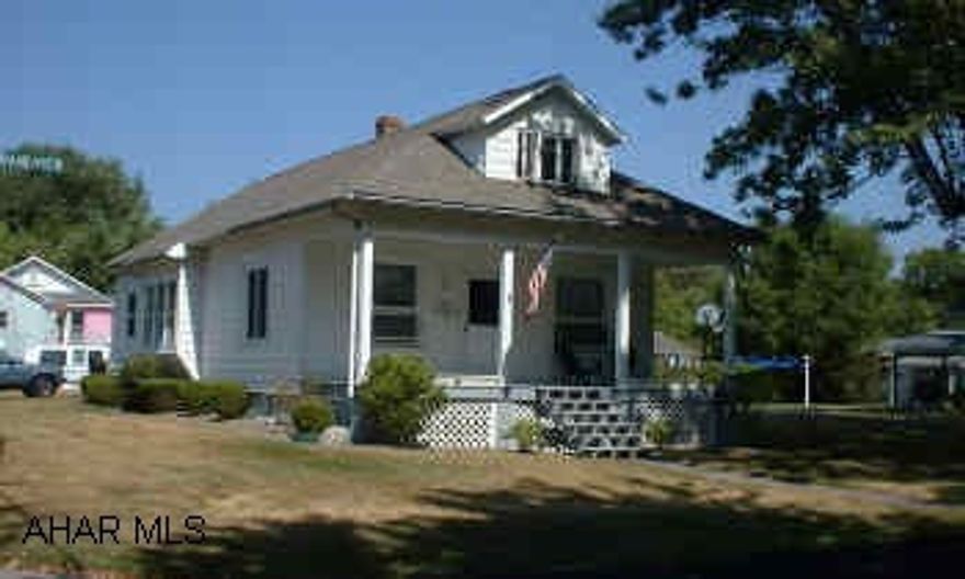 CAPE COD CHARMER. HANDY LOCATION. OFF STREET PARKING WITH SPACE FOR A GARAGE. #1 CORNER ON GRANDVIEW AVENUE. THIS CAPE COD CHARMER HAS 2-3 BEDROOMS, DOUBLE LEVEL LOT, NEW KITCHEN, NEW BATH, NEWER APPLIANCES & NEWER SECURITY SYSTEM. GOOD CARPETING. WELL TAKEN CARE OF. NEWER ROOF. CALL MIKE MANGIA 946-4343 X121.