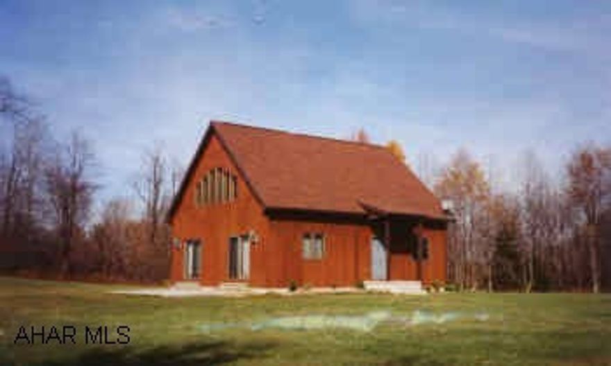 CEDAR CONTEMPORARY CHALET. LOTS OF OAK! BRIGHT! CENTRAL A/C. SUPER MODERN! 2-BA. JACUZZI!  HEATED BSMT PLUMBED FOR ADD'L BA. COUNTRY PRIVACY! MUST SEE! NOT-A-RIDE-BY! APPTS THRU LINDA.