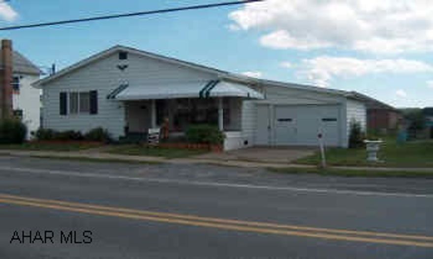 Super nice starter home or downsizing. 2BR, 1full bath, Livingroom, Eat-in kitchen with 1 car garage Super nice starter home or downsizing. 2BR, 1full bath, Livingroom, Eat-in kitchen with 1 car garage