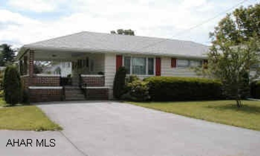 1-STORY LIVING IN THE BOROUGH, ACROSS FROM FRANK'S HORSE FARM.  BRIGHT AND AIRY GREAT ROOM; HARDWOOD FLOORS, NEW ROOF, DOWNSTAIRS FAMILY ROOM AND 2ND KITCHEN.  GREAT CORNER LOCATION.  CALL ELLEN, 937-0062.