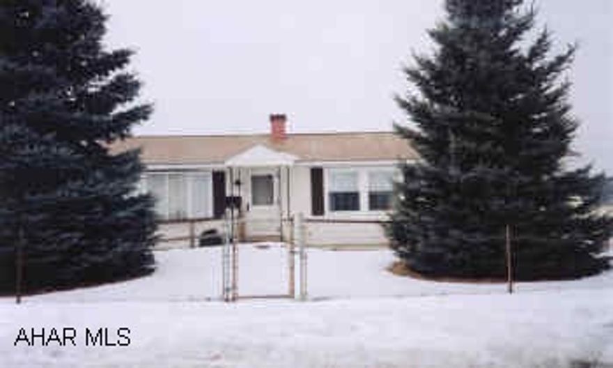3 BEDROOM, 1.75 BATH ON 4 CITY LOTS, FENCED YARD AND SUNROOM.