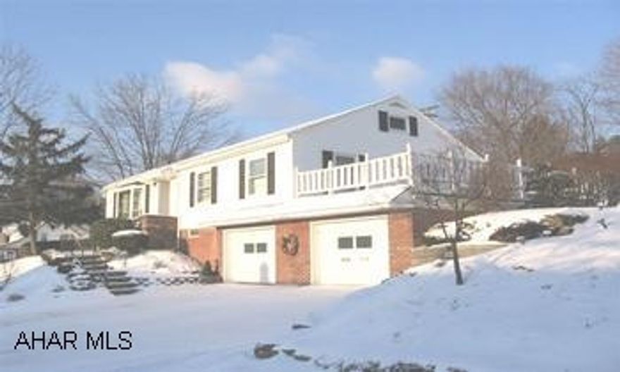 METICULOUS 1 STORY LIVING ON LANDSCAPED CORNER LOT.  BEAUTIFUL FAMILY ROOM ADDITION.  MAIN FLOOR LAUNDRY.  RECENT APPRAISAL USED TO DETERMINE PRICE.