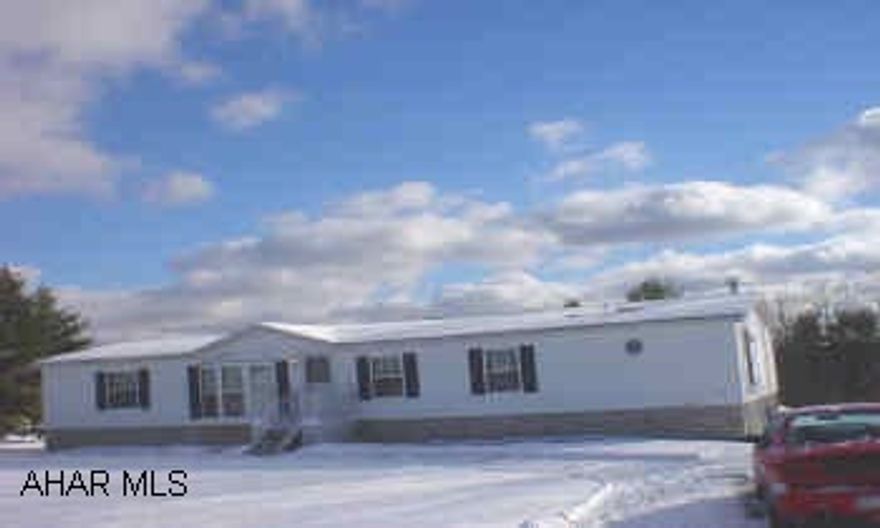 LIKE NEW!  28X70 SKYLINE MOBILE HOME WITH FULL BASEMENT ON 2 ACRES, COUNTRY SETTING. BEAUTIFUL OAK KITCHEN W/ ISLAND AND EAT-IN SPACE.  MASTER BEDROOM WITH JAQUZZI, FAMILY ROOM WITH FIREPLACE.