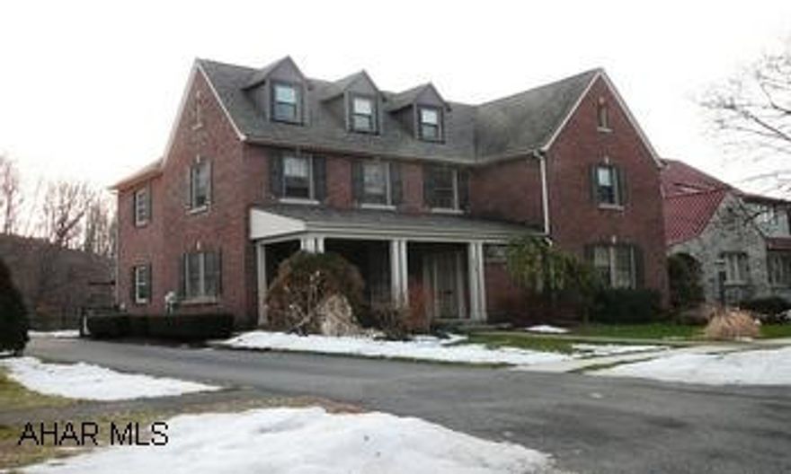 STATELY HOME IN MASION PARK ON QUIET STREET.  AMAZING MASTER SUITE WITH HUGE DRESSING AREA.  CHEF DESIGNED GOURMET KITCHEN FEATURING SUB ZERO REFRIGERATOR INCLUDING TWO SEPARATE REFRIGERATOR DRAWERS, VIKING, AND UPPER END COUNTER TOPS.