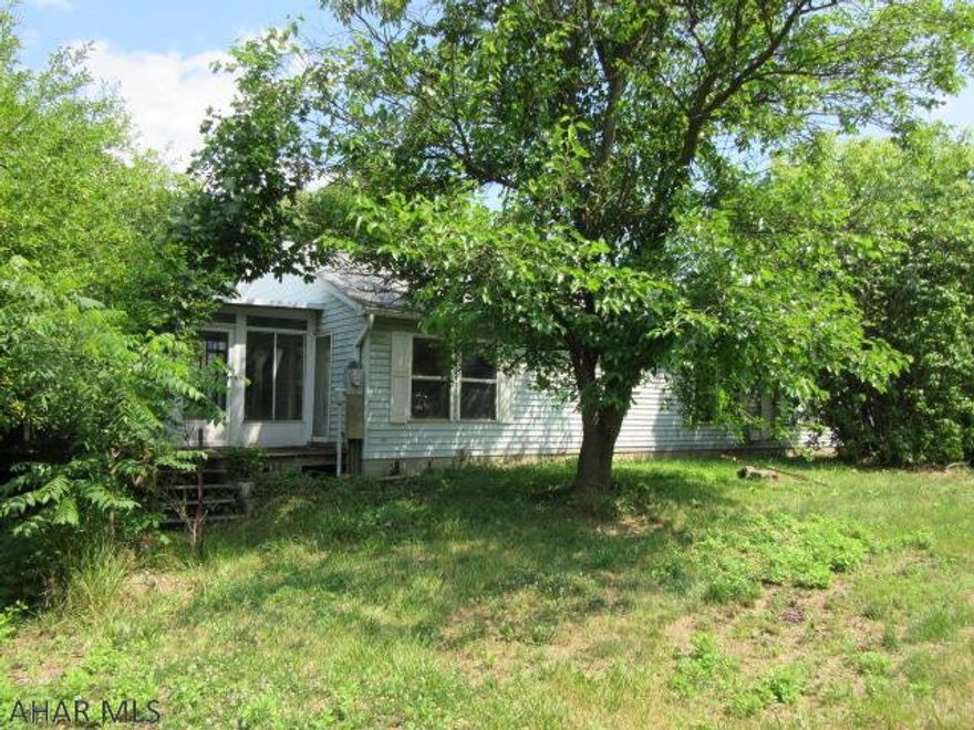 Doublewide on full basement, large family room, flexible floor plan, huge walk-in closet