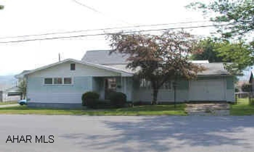 Nice one story 3 bedroom home with attached garage. Nice one story 3 bedroom home with attached garage.