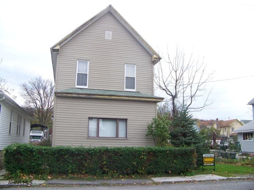 Wonderful starter home. This three bedroom, two bath home is perfect for your family. Carpeting throughout. Newer roof, windows, and vinyl siding. Hollidaysburg Area school district-Foot of Ten Elementary school.