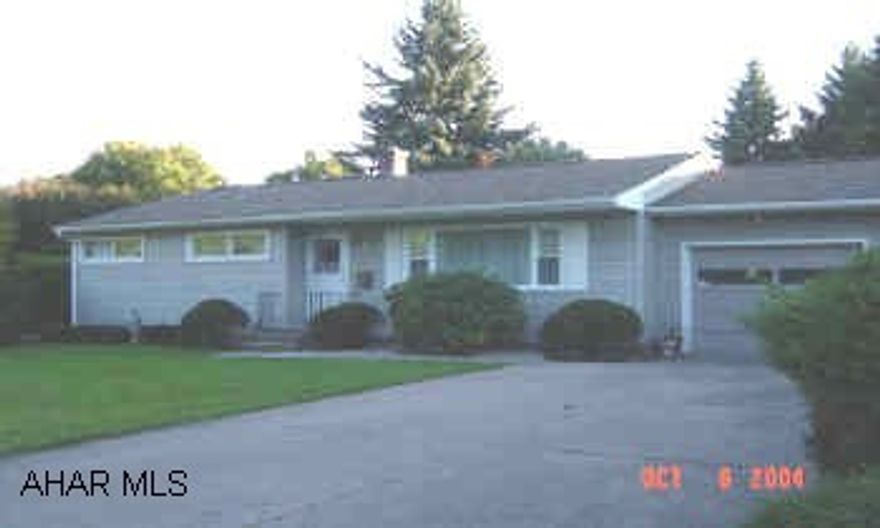 Easy l story living, Beautiful hickory kitchen with all appliances.