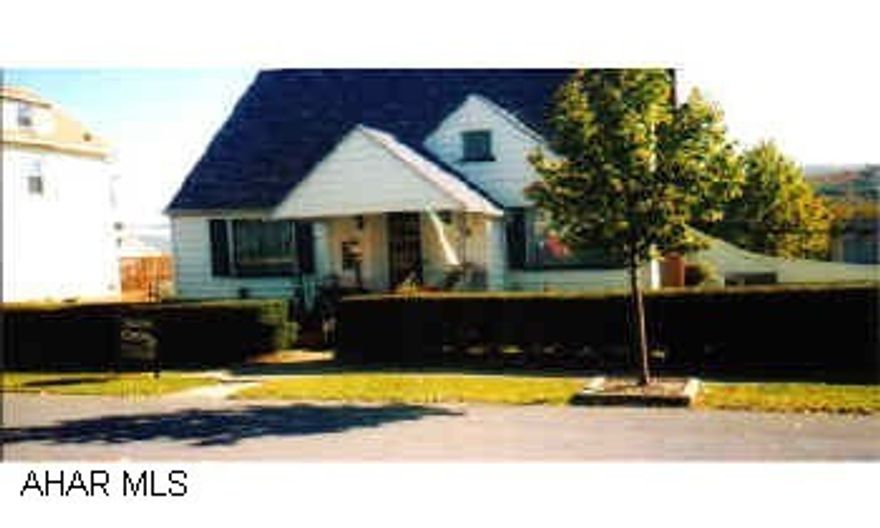 Picture perfect - move in condition. Covered patio, landscaped yard with wood picket fence, large 3 car garage, remodeled oak kitchen, roof in 1996, whole house fan. Picture perfect - move in condition. Covered patio, landscaped yard with wood picket fence, large 3 car garage, remodeled oak kitchen, roof in 1996, whole house fan.