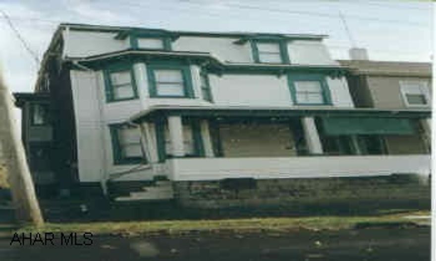LARGE 3 STORY HOME, 6 BEDROOMS, PLUMBING NEEDS TO BE REPLACED.  ROOF NEEDS REPAIRED.  COULD BE DUPLEX.  NEEDS ALOT OF WORK.