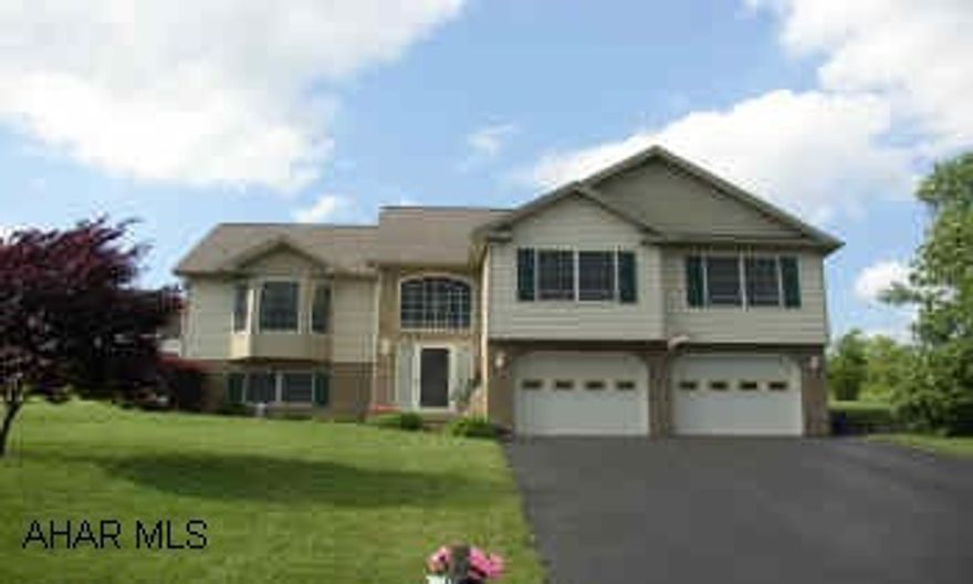 ONE OF A KIND BI-LEVEL WITH LARGE LOFT AREA AND FOUR BEDROOMS.  IMMACULATE FOUR BEDROOM IN ONE OF THE FIRST AREAS OF HOLBG. THIS UNIQUE FLOOR PLAN FEATURES 1ST FLOOR LAUNDRY, LARGE MBR, VAULTED CEILINGS AND CUSTOM BUILT IN SHELVING. THE 2400 SQ. FT. OF LIVING SPACE INCLUDES FINISHED LOWER LEVEL WITH BATH. LARGE GARAGE WITH WORKSHOP AND UTILITY ROOM. 40X23.