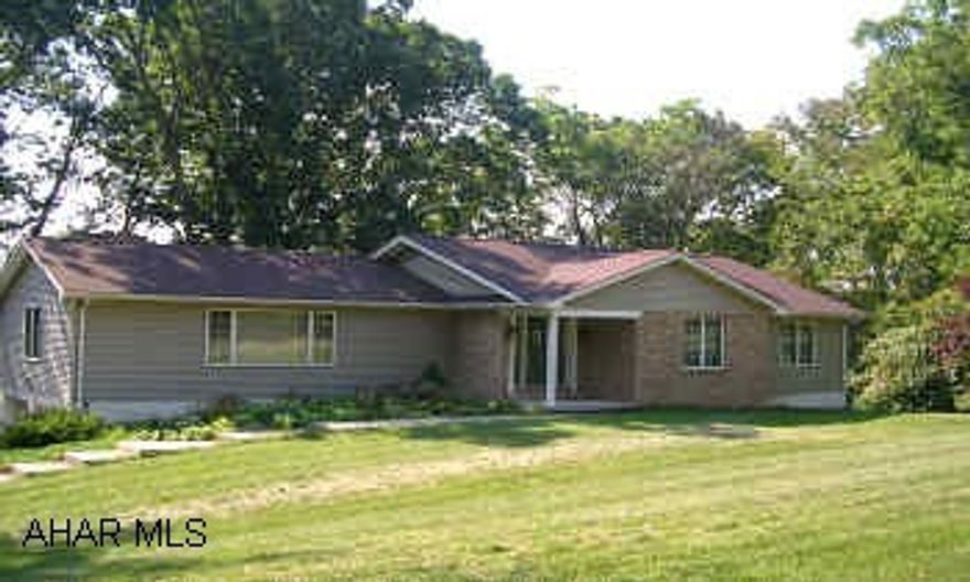 CONTEMP. ONE STORY HOME WITH LARGE GREAT ROOM. FINISHED WALK-OUT LOWER LEVEL.