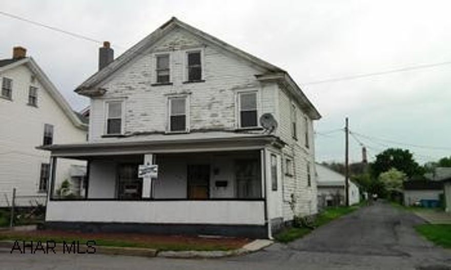 2 story, 4 bedroom home in central location. Partial thermopane windows. 2 story, 4 bedroom home in central location. Partial thermopane windows.