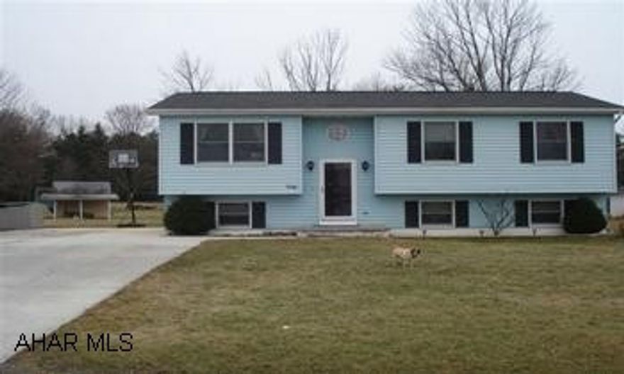 Vinyl  Bellemaede bi-level on large lot w/ above ground pool, & large deck, 3-4 bedroom, 2 baths, 22x23 family room vinyl Bellmeade bi-level on a large lot, Bellwood schools, 3-4 bedrooms, 2 baths, LR., kitchen, 22x23 family room, 27' above ground pool w/ large deck, all appliances included!!