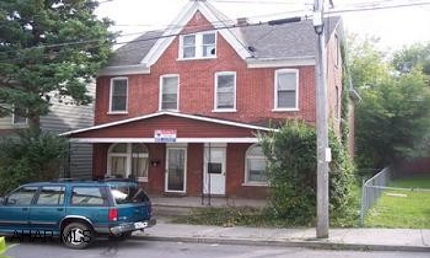 Nice duplex with separate utilities: newer Roof & Plumbing