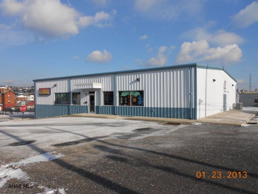 5,000 Sq. Ft. office buidling. Very open floor. 10' ceilings. Oil radiant heat.