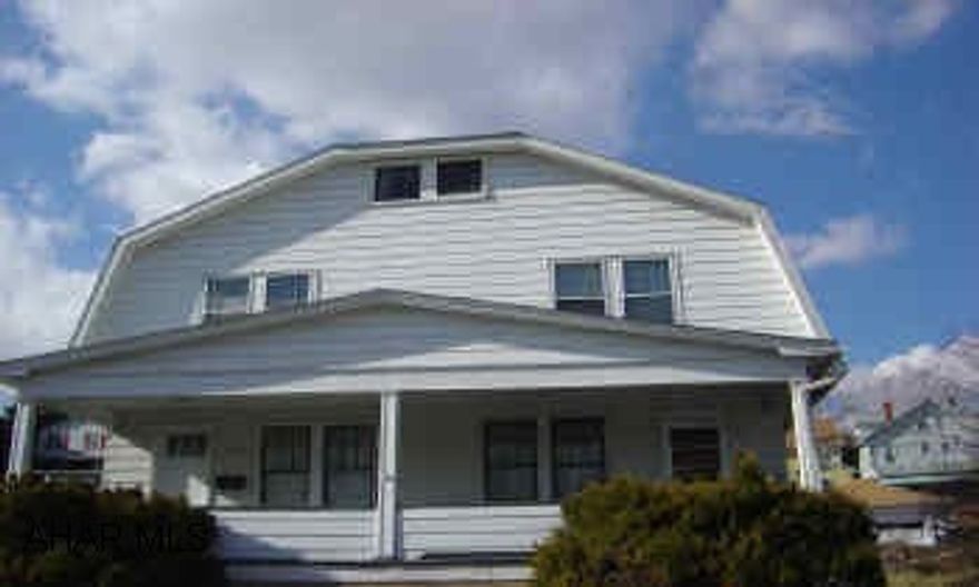 Double House.  Separate Utilities.  Excellent Conditions. Double House.  Separate Utilities.  Excellent Conditions.