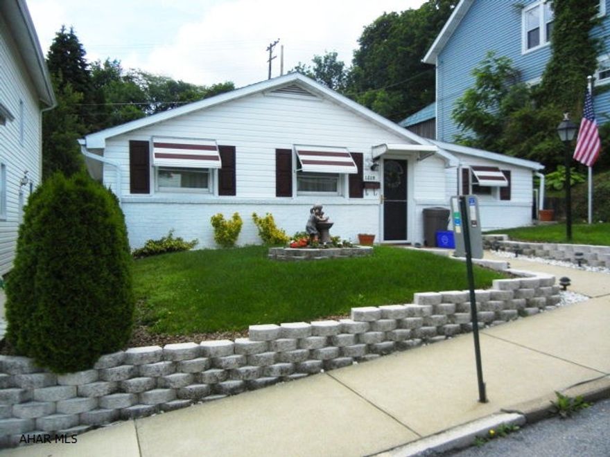 Beautifully well maintained 1 bedroom, one story.  Attractive kitchen & decor.  Open floor plan with living room, dining area and kitchen. Exceptional landscaping, 50X120 lot. A great property. A must see!