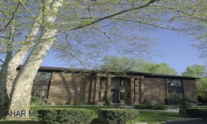 2 BEDROOM CONDO UNIT. SELLER INSTALLED NEW AIR CONDITIONING. MAKE OFFER. LUXURY 2 BEDROOM CONDO, COMPLETELY REFURBISHED.  2ND FLOOR. SCENIC SURROUNDINGS. SECURE BUILDING.  1 FLOOR SPACIOUS LIVING - $100 ASSOCIATION FEE - NO FLOOD INSURANCE REQUIRED. SELLER INSTALLED NEW AIR CONDITIONING. MAKE OFFER.