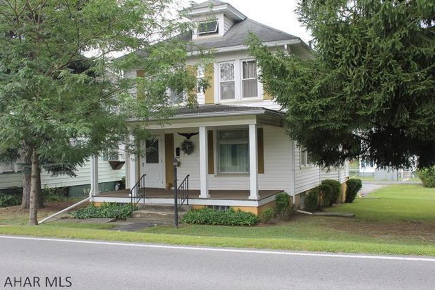 Well maintained 4 bedroom home in the convenient east end area.  Large eat in kitchen, dining room with built in cabinets, family room with built in bookcases and large living room with built in bookcases.  Property situated on a double flat lot and plenty of off street parking!