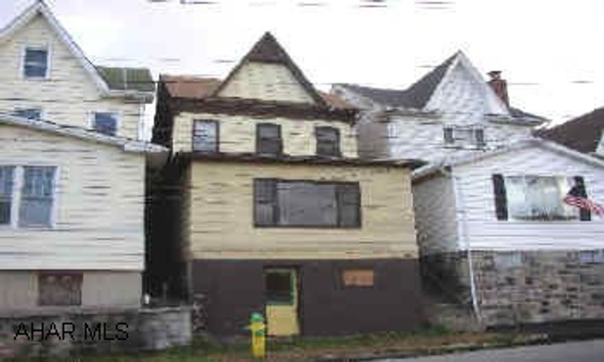 HANDYMAN SPECIAL! SPACIOUS HANDYMAN SPECIAL WITH NEWER CARPET. HUGE KITCHEN WITH GOOD CABINETRY. OVERSIZED MBR WITH LARGE CLOSET.  OFF STREET PARKING AND FENCED YARD.  COVERED REAR DECK.  UTILITIES ARE TURNED OFF AND HOME IS WINTERIZED.  SOLD "AS IS". PLEASE CONTACT LISTING AGENT FOR ADDITIONAL ADDENDUMS TO ACCOMPANY ANY OFFERS.