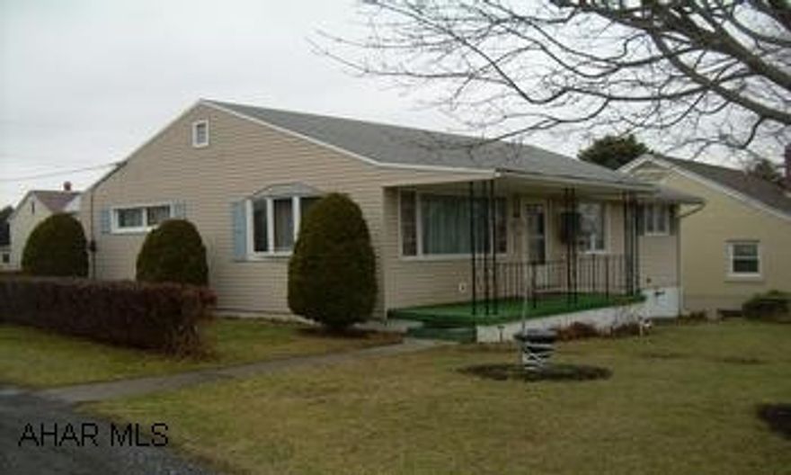 Seller has reduced price in the amount of the tax credit ($8,000)! 1 Story vinyl sided on a non thru street.  Double lot. Down-sizing or starting out, this great 1 story sits on a double lot on a non thru street.  Offers hardwood floors, dining area, new bath, some newer windows and a integral garage.