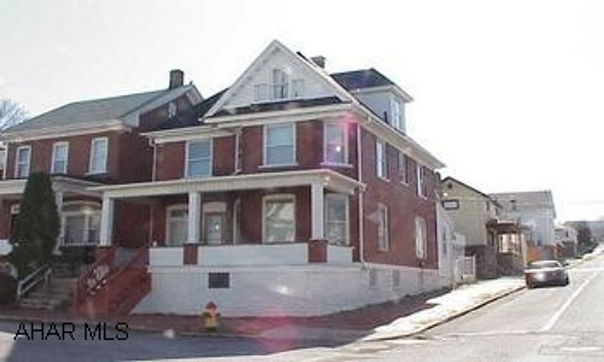 Good starter home with big rooms.  Modern kitchen and fenced yard.  $1,000 BONUS TO SELLING AGENT! Good starter home with big rooms.  Modern kitchen and fenced yard.    $1,000 BONUS TO SELLING AGENT!!