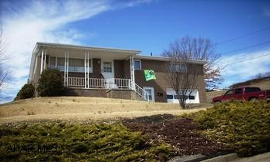 ONE STORY BRICK & FRAME WITH INTEGRAL GARAGE. SUPER 2 BEDROOM HOME WITH 1ST FLOOR FAMILY ROOM & LAUNDRY. NEW DECK PORCH, L-SHAPED FAMILY ROOM WITH STONE BAR. SMALL ROOM COULD BE 3RD BEDROOM OR WORKOUT ROOM.