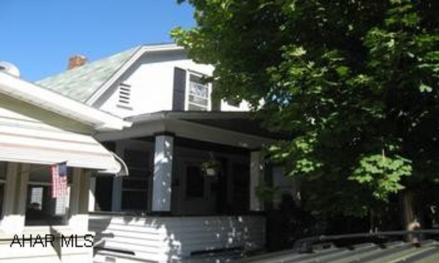 1 3/4 story frame house.  1 bedroom and den on 1st floor and 2 bedrooms on 2nd floor.  1 1/2 bath.  Family Room in Basement. Nice Location. Great Price!  1 3/4 story frame house.  1 bedroom and den on 1st floor and 2 bedrooms on 2nd floor.  1 1/2 bath.  Family Room in Basement.