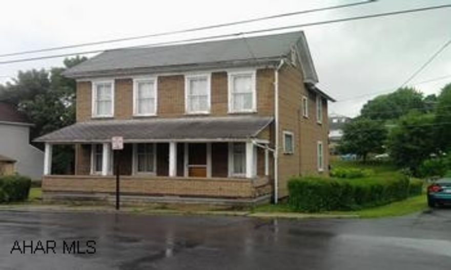 2 story, 3 bedroom home on large corner lot. Gas hot water heat. 2 story, 3 bedroom home on large corner lot. Gas hot water heat.